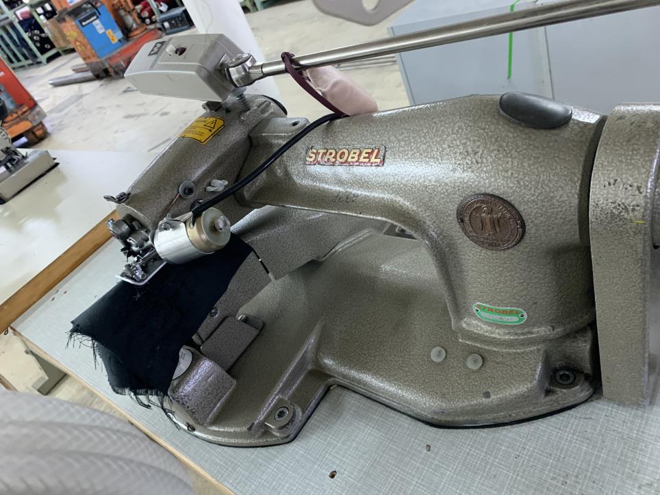 Machines à coudre, à repasser et à couper à prix réduits-1