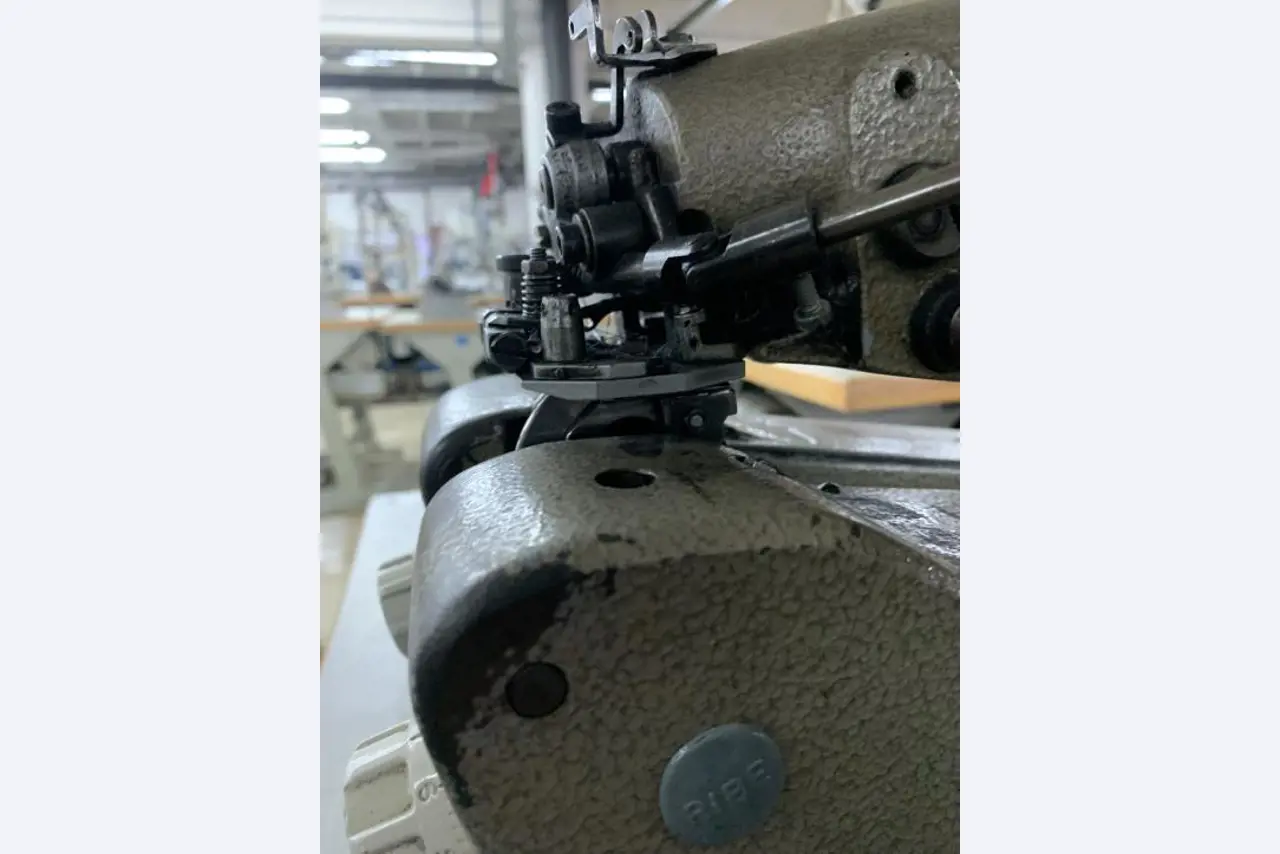 Máquinas de costura, de engomar e de corte a preços reduzidos-3