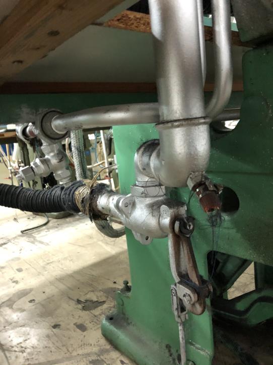 Znižane cene industrijsko-proizvodnje opreme, kot so šivalni stroji, likalni stroji in prikrojevalni stroji-3