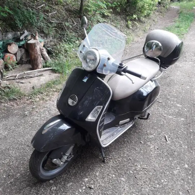 Lekki motocykl Piaggio Vespa GTS 125