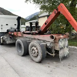 Samochód ciężarowy z podnośnikiem Volvo F12