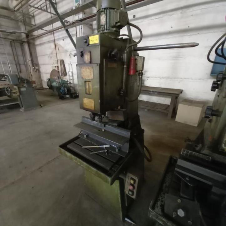 Maschinen und Einrichtungen eines deutschen Metallbauunternehmens-2