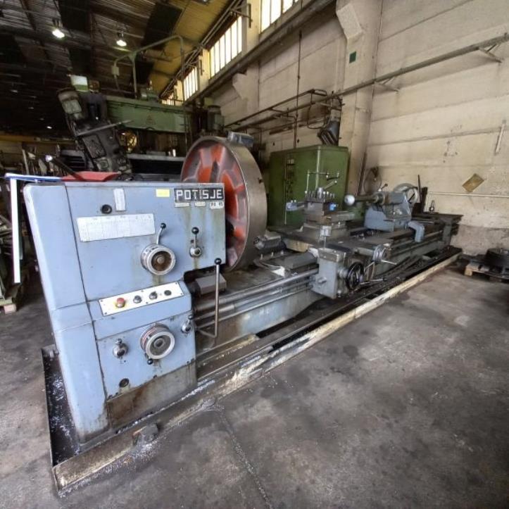 Maschinen und Einrichtungen eines deutschen Metallbauunternehmens-3