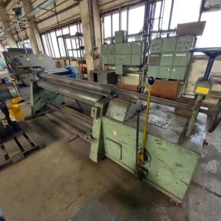 Maschinen und Einrichtungen eines deutschen Metallbauunternehmens-1