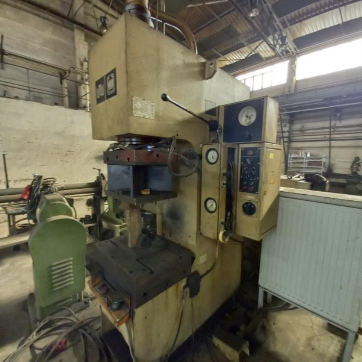 Maschinen und Einrichtungen eines deutschen Metallbauunternehmens-1