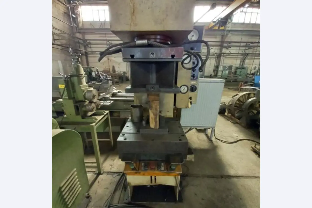 Machines et équipements d'une entreprise allemande de construction métallique-2