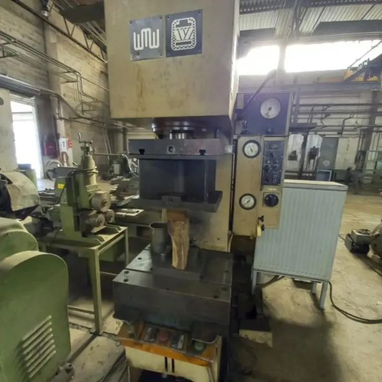 Machines et équipements d'une entreprise allemande de construction métallique-3