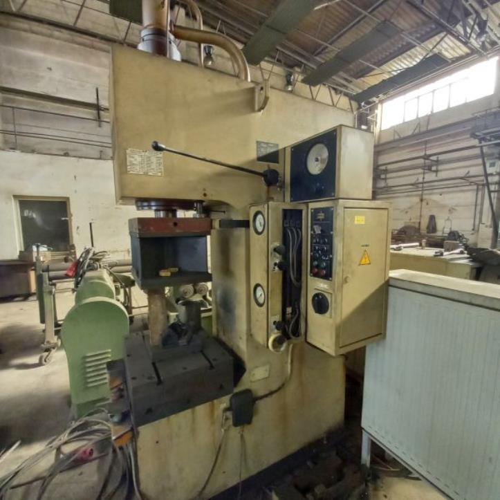 Maschinen und Einrichtungen eines deutschen Metallbauunternehmens-4