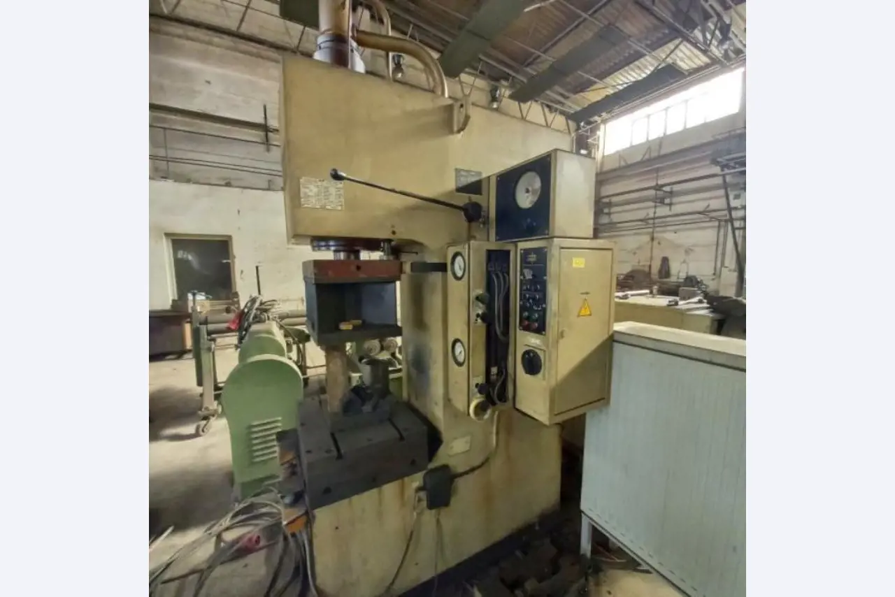 Machines et équipements d'une entreprise allemande de construction métallique-4