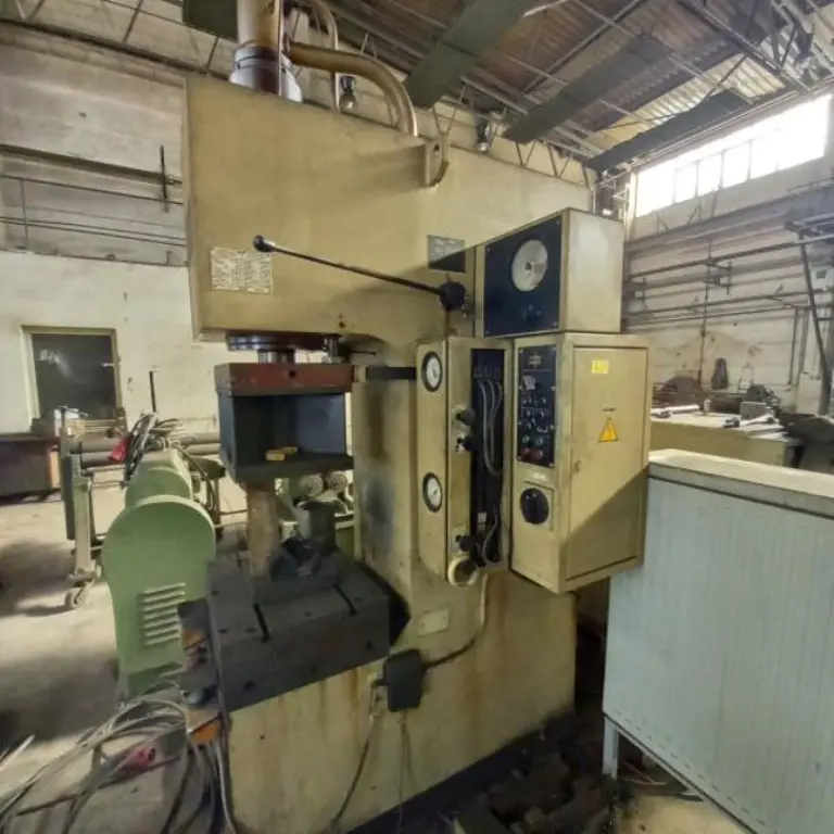 Machines et équipements d'une entreprise allemande de construction métallique-4