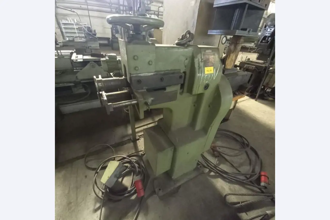 Máquinas y equipos de una empresa alemana de construcciones metálicas-1