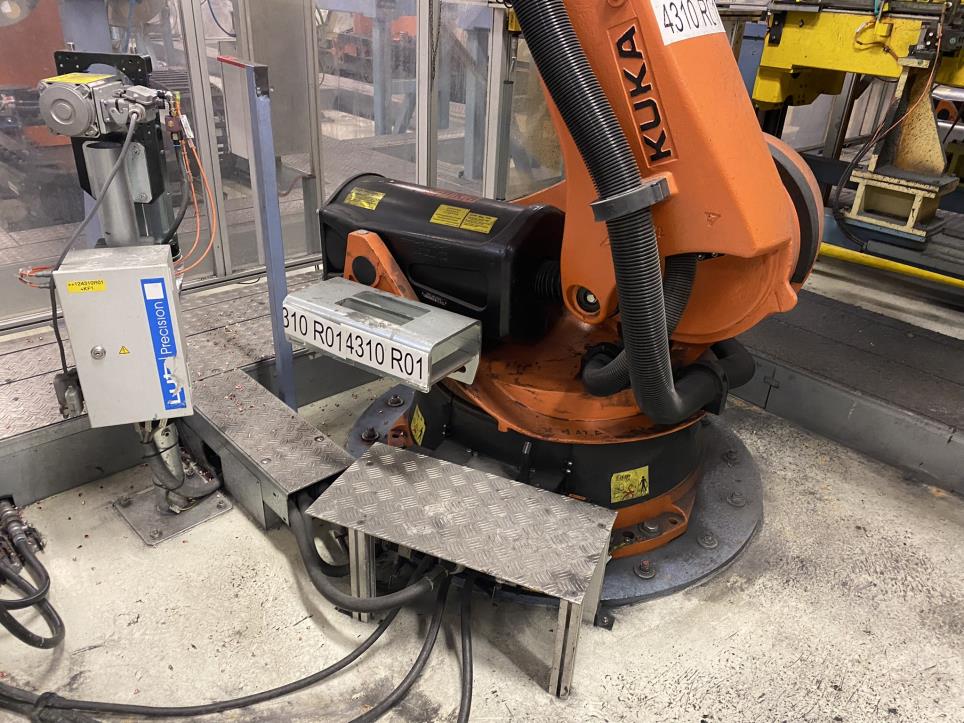 Roboty i maszyny KUKA z sektora budowy pojazdów-4