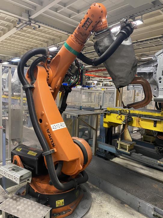 Roboty i maszyny KUKA z sektora budowy pojazdów-3