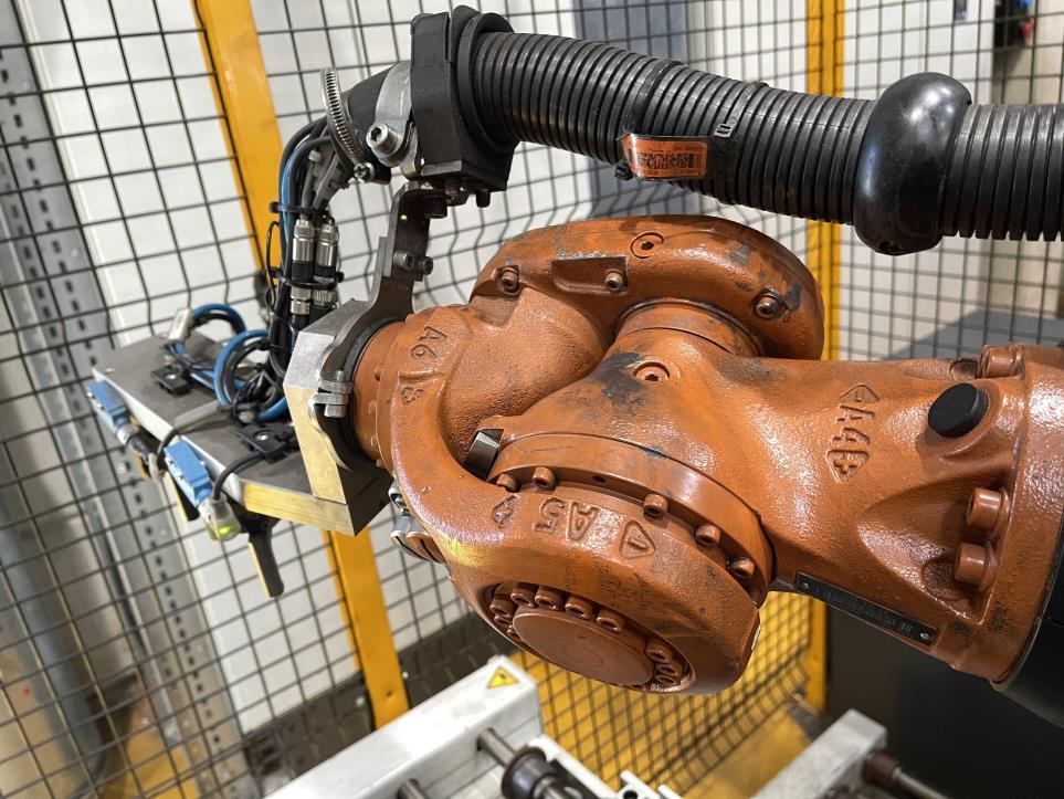 Gepflegte Bearbeitungszentren und Roboter eines Automobilzulieferers-2