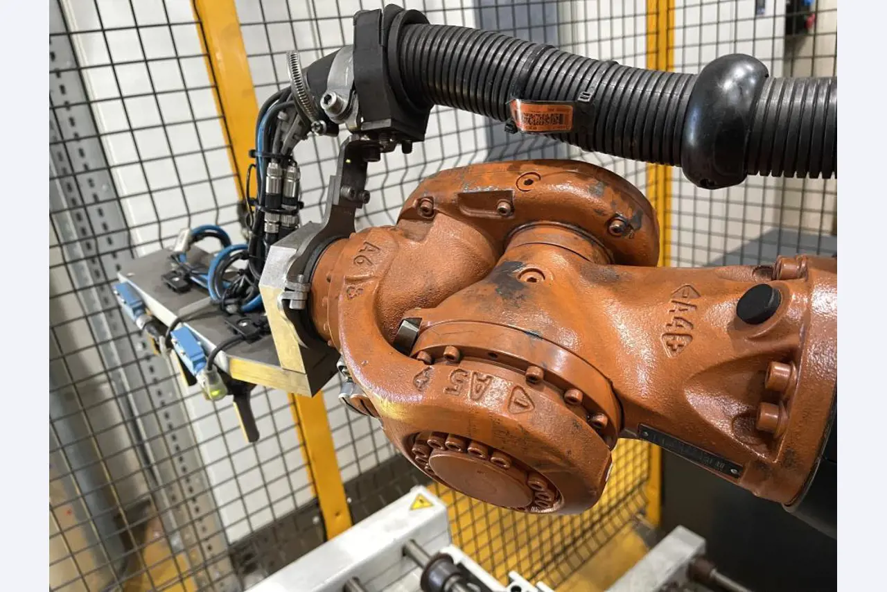 Goed onderhouden bewerkingscentra en robots bij een toeleverancier voor de auto-industrie-2