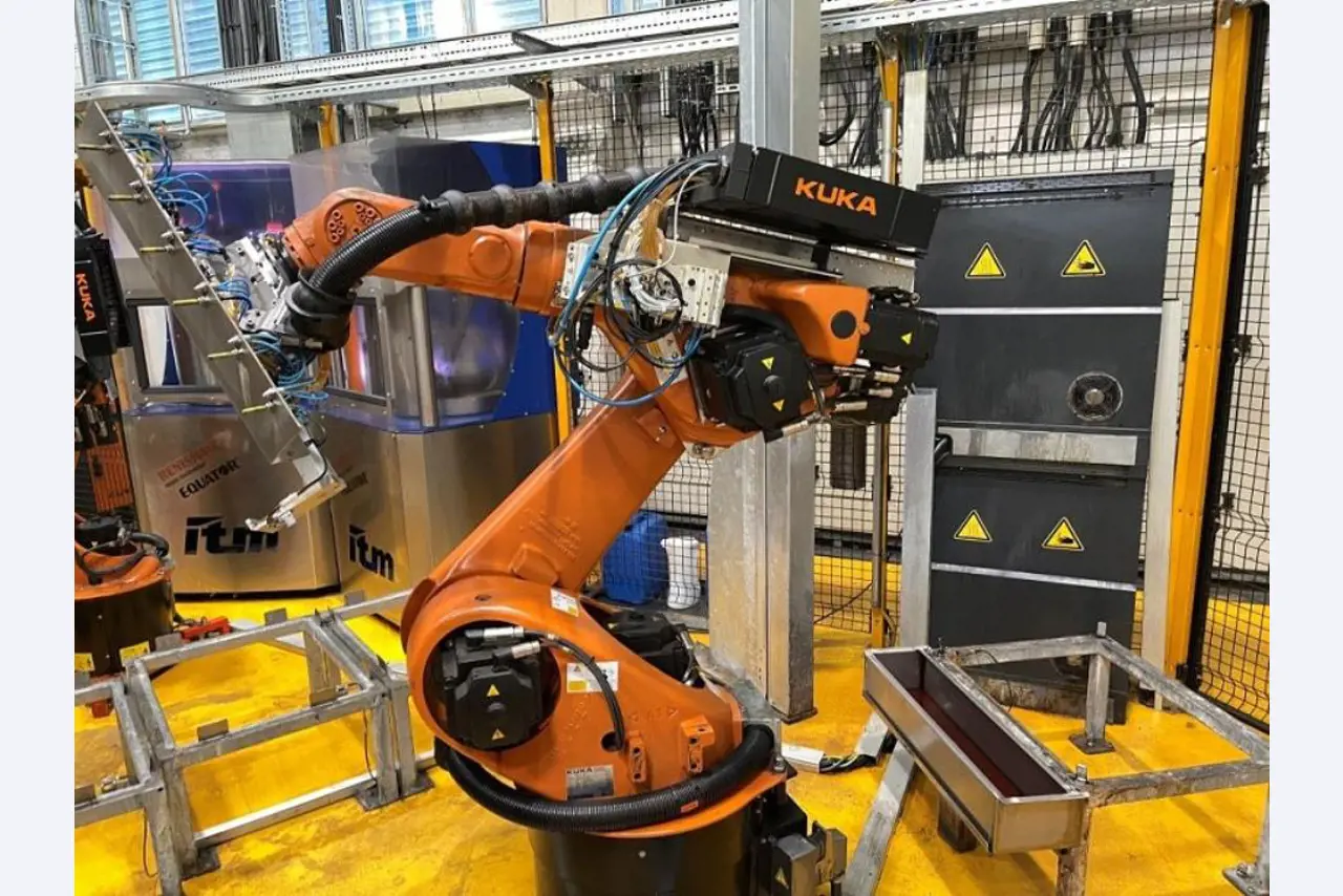 Goed onderhouden bewerkingscentra en robots bij een toeleverancier voor de auto-industrie-3