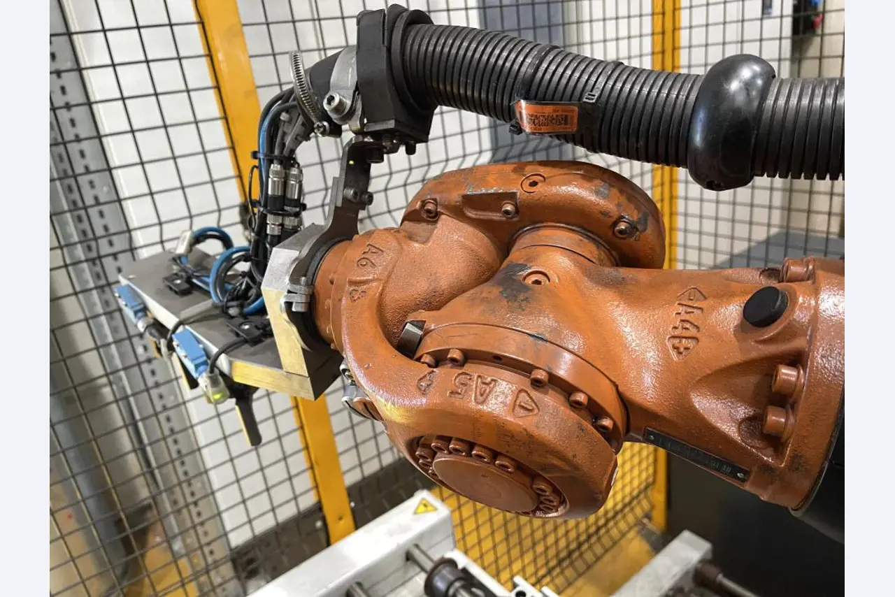 Centros de mecanizado y robots en buen estado en un proveedor de automoción-2