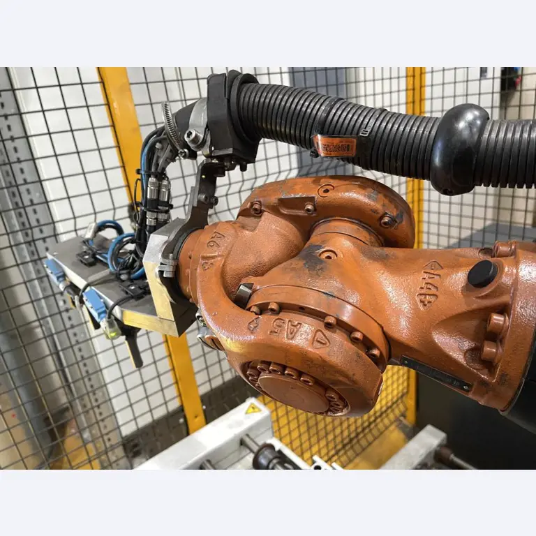 Centros de mecanizado y robots en buen estado en un proveedor de automoción-2
