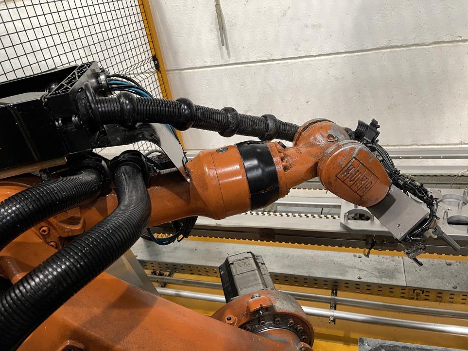 Well-maintained machining centers and robots from an automotive supplier-3