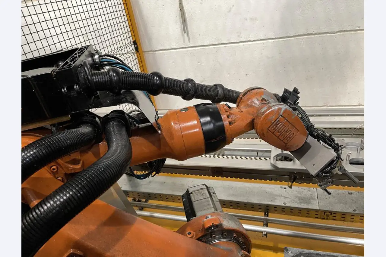 Centros de mecanizado y robots en buen estado en un proveedor de automoción-3