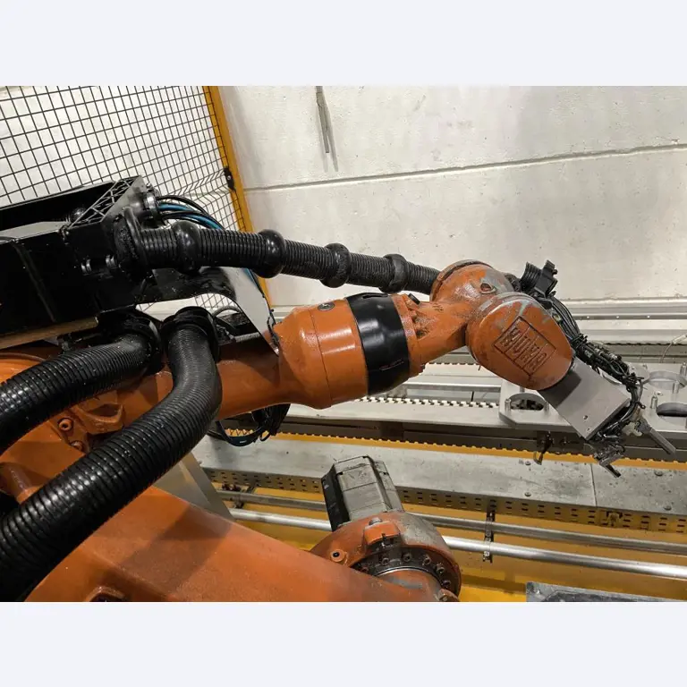 Centros de mecanizado y robots en buen estado en un proveedor de automoción-3