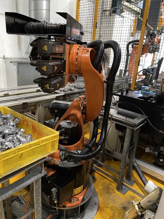 Well-maintained machining centers and robots from an automotive supplier-1