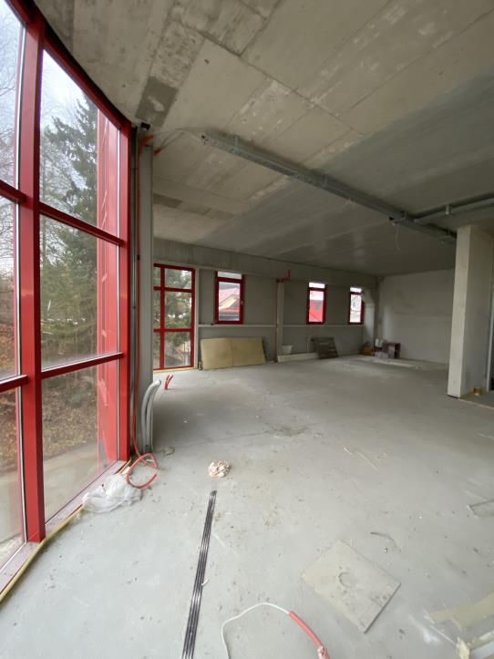 Budynek handlowo-biurowo-magazynowy z przynależną nieruchomością-6