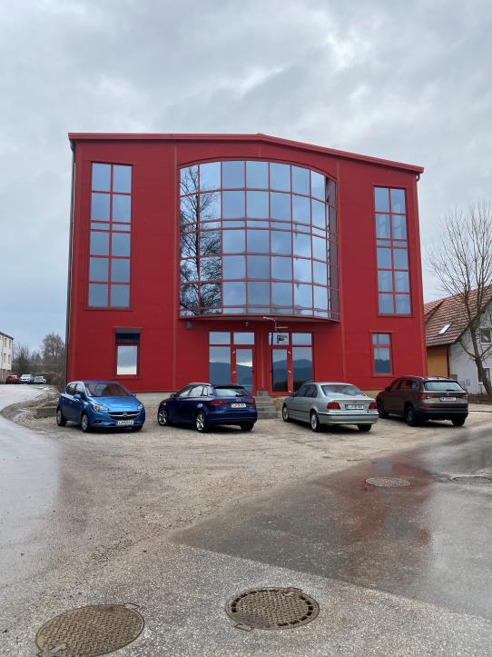 Budynek handlowo-biurowo-magazynowy z przynależną nieruchomością-1