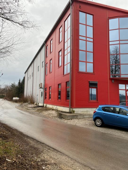 Budynek handlowo-biurowo-magazynowy z przynależną nieruchomością-2