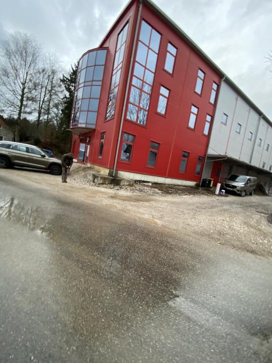 Budynek handlowo-biurowo-magazynowy z przynależną nieruchomością-3