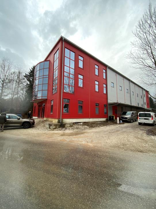 Budynek handlowo-biurowo-magazynowy z przynależną nieruchomością-4