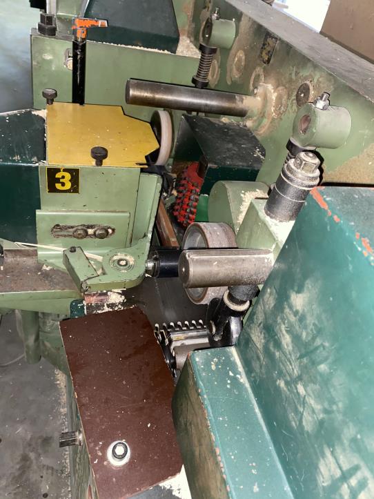 Holzbearbeitungsmaschinen und Anlagen einer Tischlerei-4