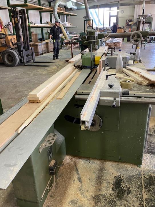 Holzbearbeitungsmaschinen und Anlagen einer Tischlerei-6