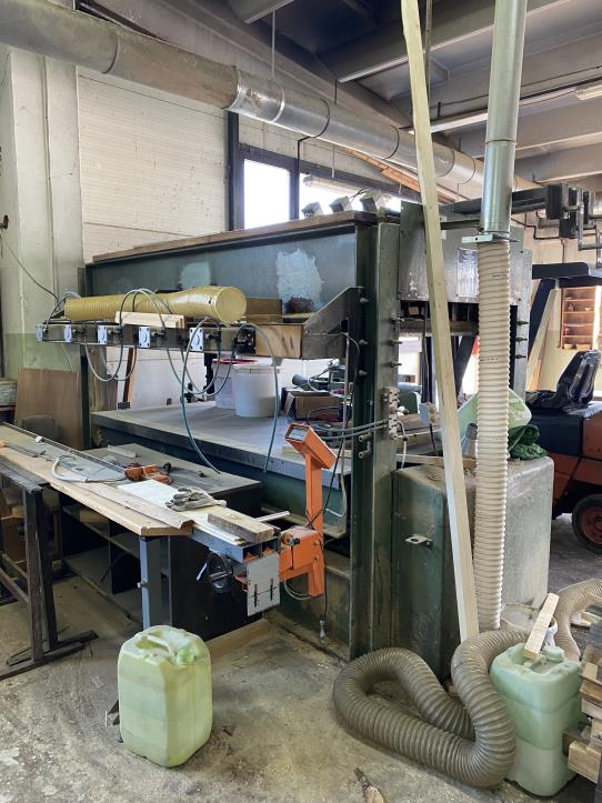Holzbearbeitungsmaschinen und Anlagen einer Tischlerei-1