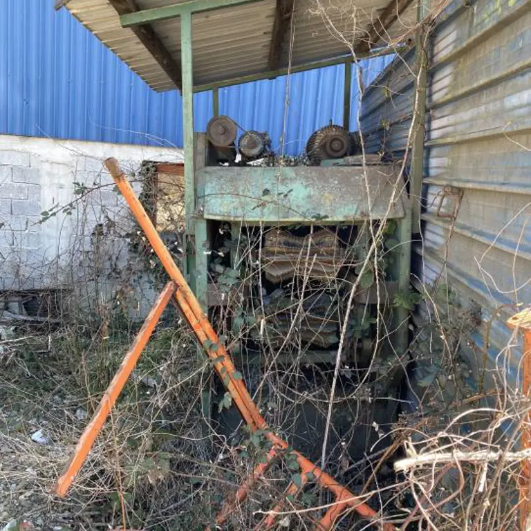 Peeling machine for peeling tree bark