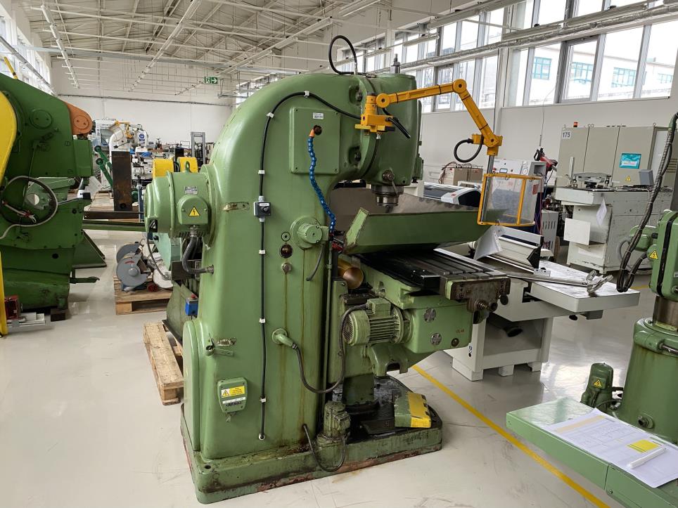 Kovoobrábecí stroje a pracovní obuv-1