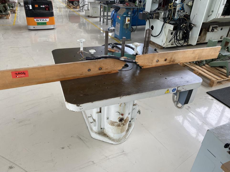 Kovoobrábecí stroje a pracovní obuv-1