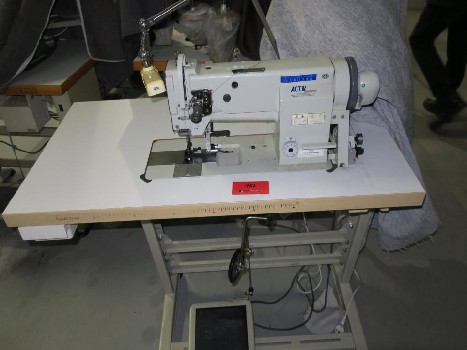 Stroje v továrně na nábytek-1