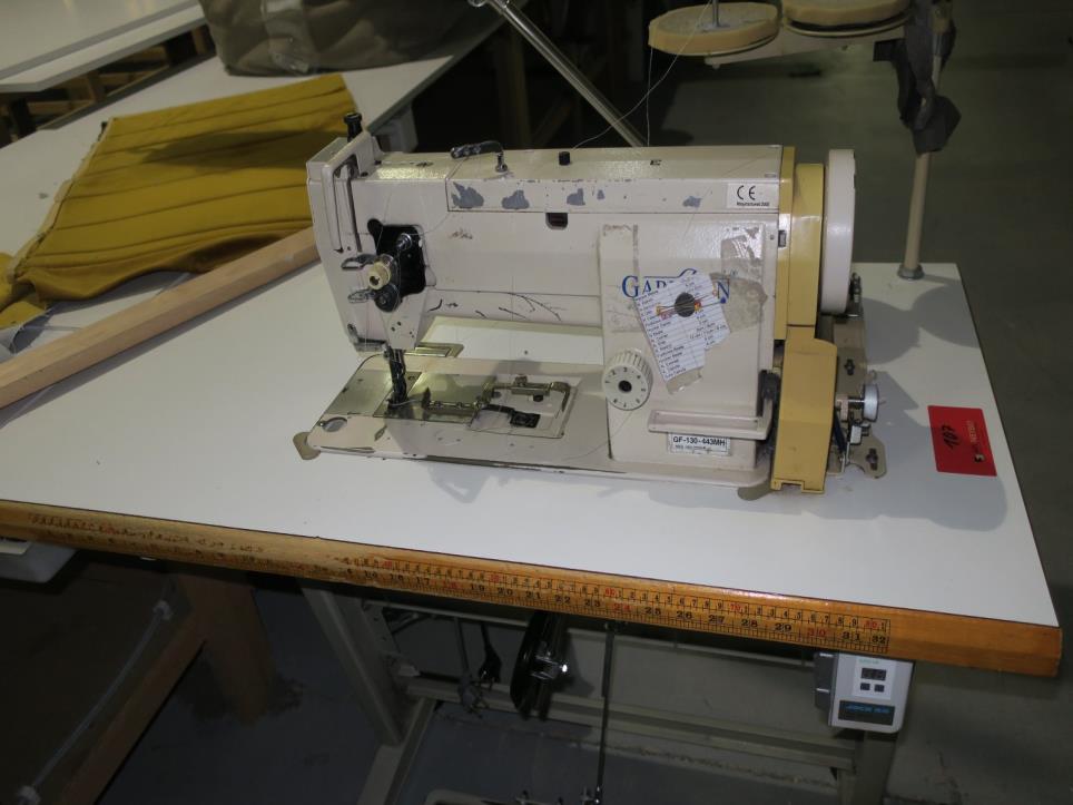 Stroje v továrně na nábytek-2