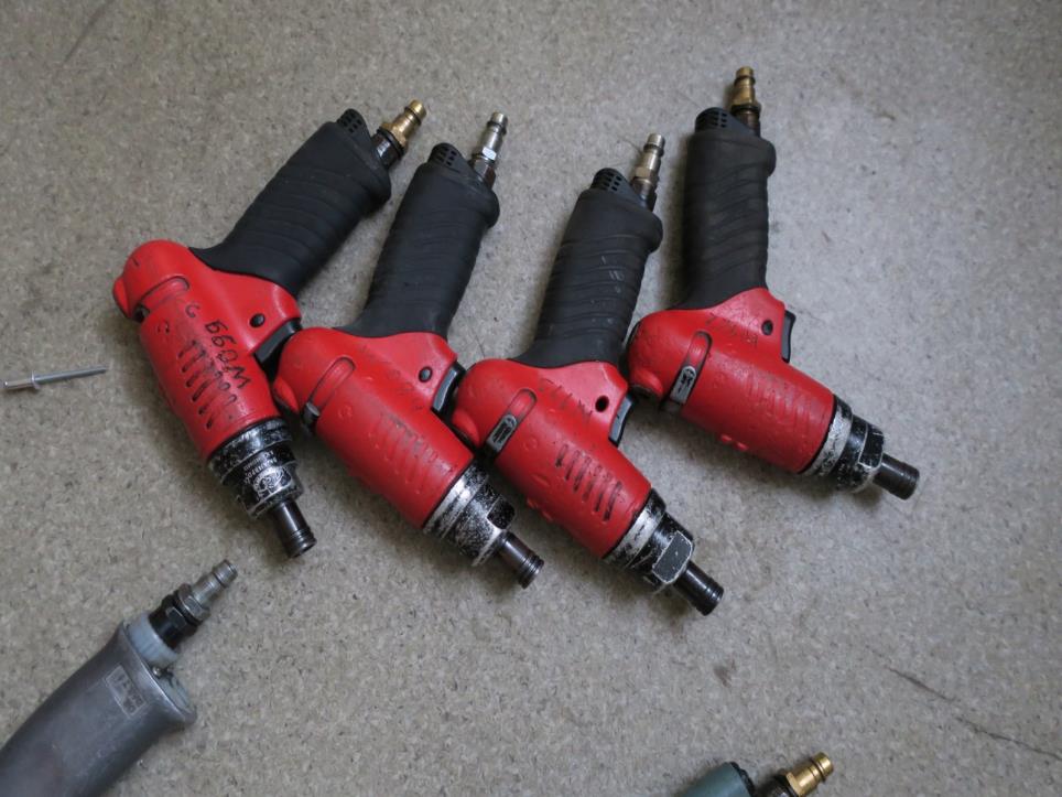 Stroje v továrně na nábytek-4