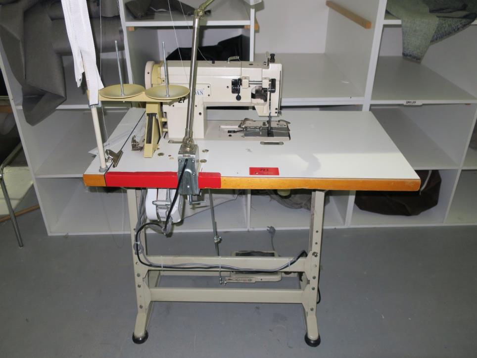 Maschinen einer Möbelfabrik-1