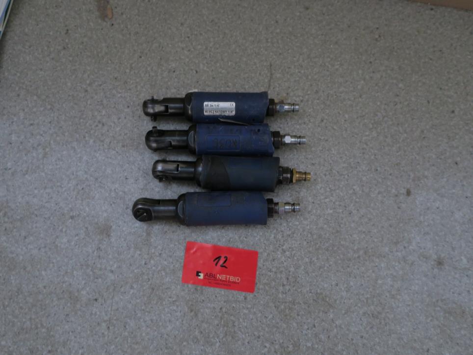 Stroje v továrně na nábytek-1