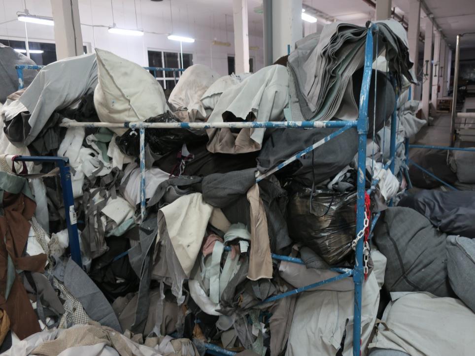 Contenedor de oficina y remachadora para tuercas de una fábrica de muebles-2