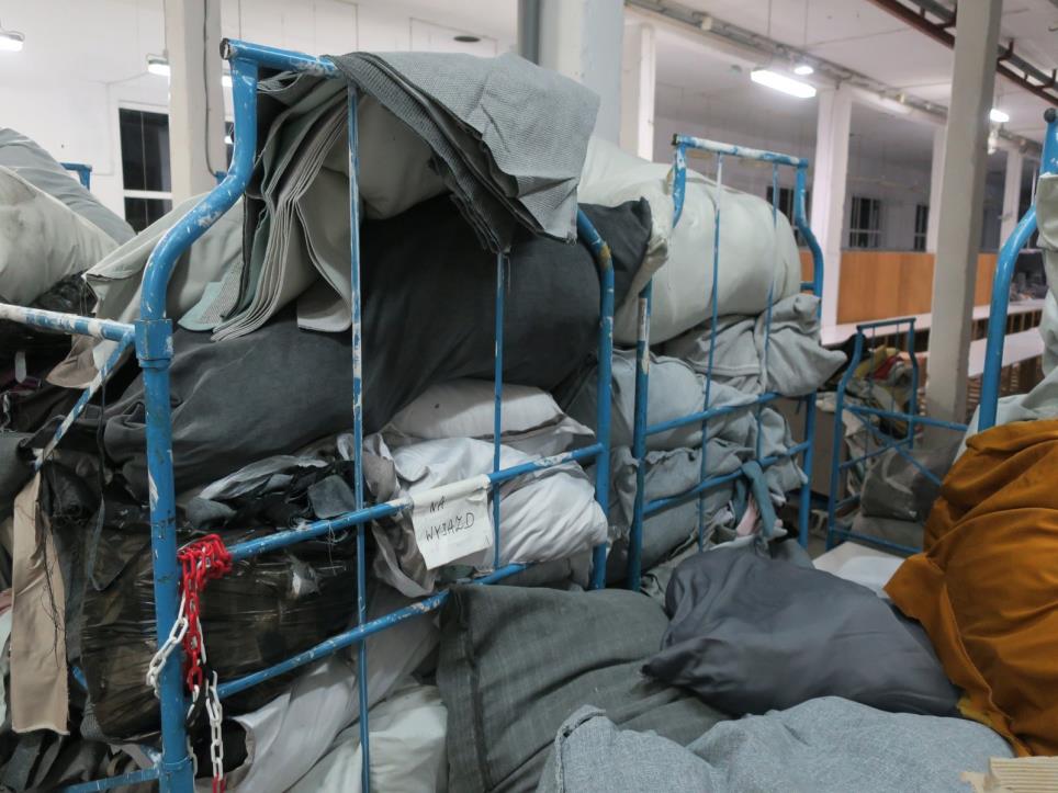 Contenedor de oficina y remachadora para tuercas de una fábrica de muebles-1