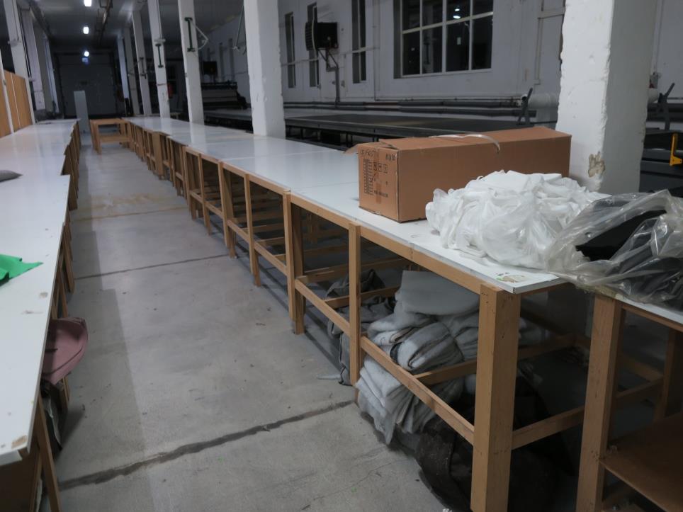 Stroje v továrně na nábytek-1