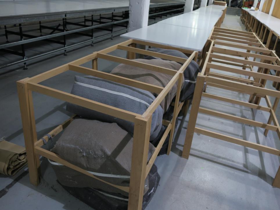 Stroje v továrně na nábytek-2