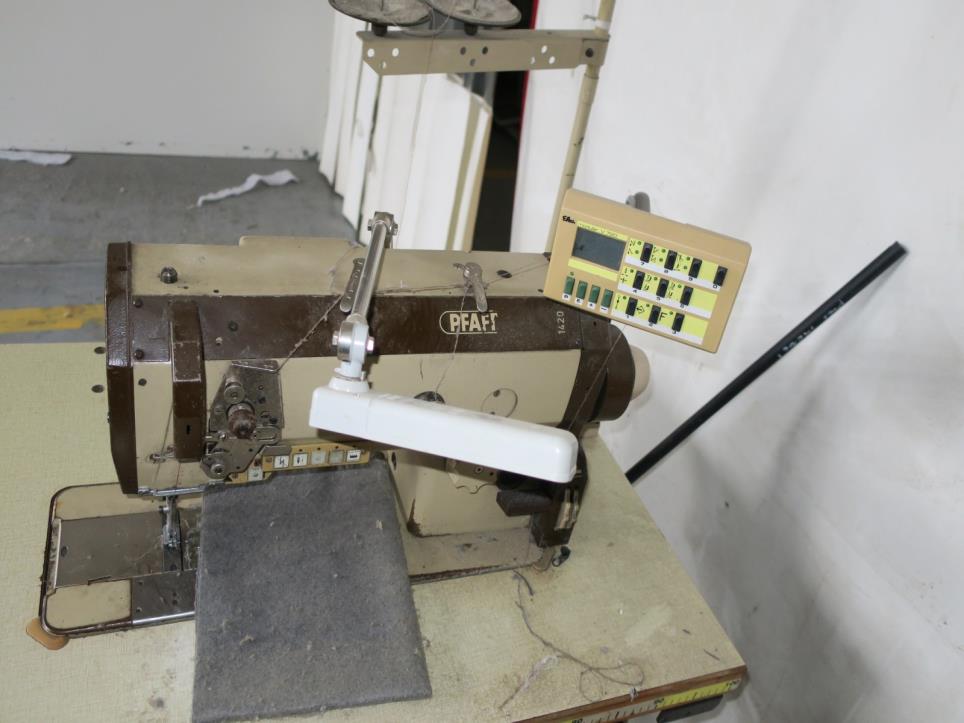 Stroje v továrně na nábytek-2