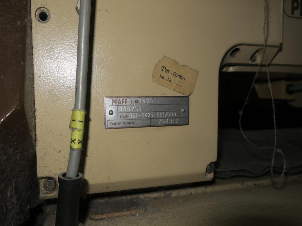 Stroje v továrně na nábytek-4