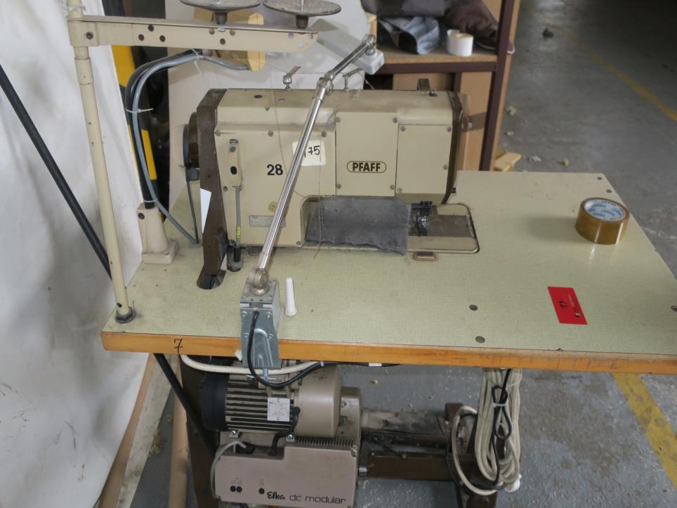 Stroje v továrně na nábytek-3