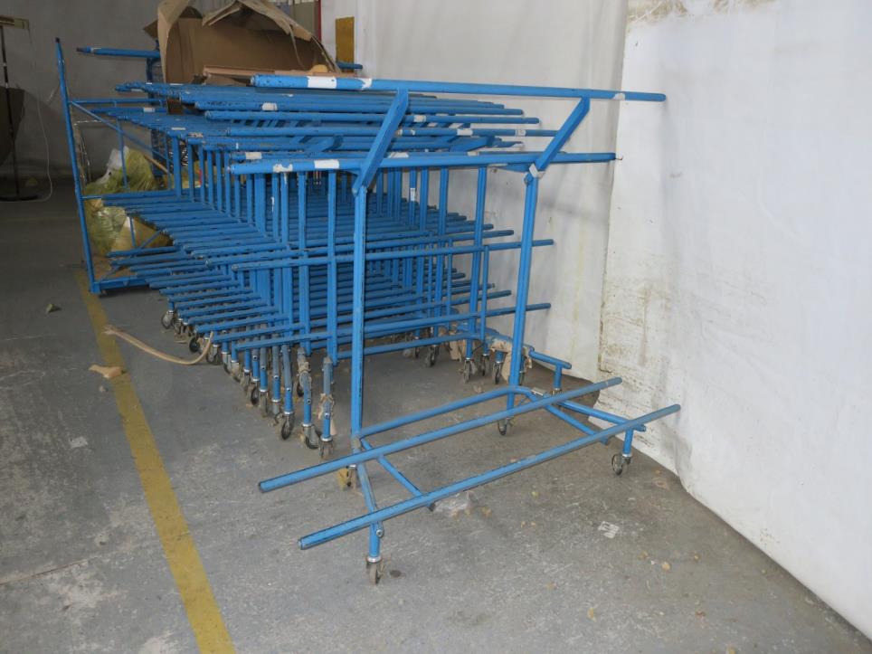 Stroje v továrně na nábytek-2